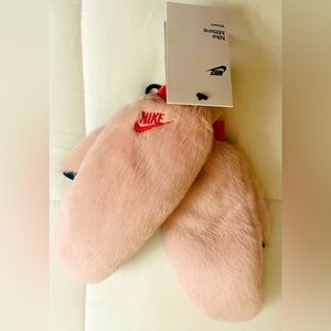 Nike Mittens Faux Fur Women’s XS/Small Pink Fuzzy Winter Outdoor Gloves NWT